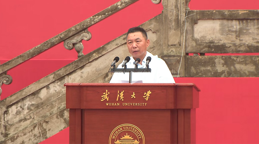 365速发国际股份董事长陈作涛在2025届武汉大学毕业典礼深情寄语